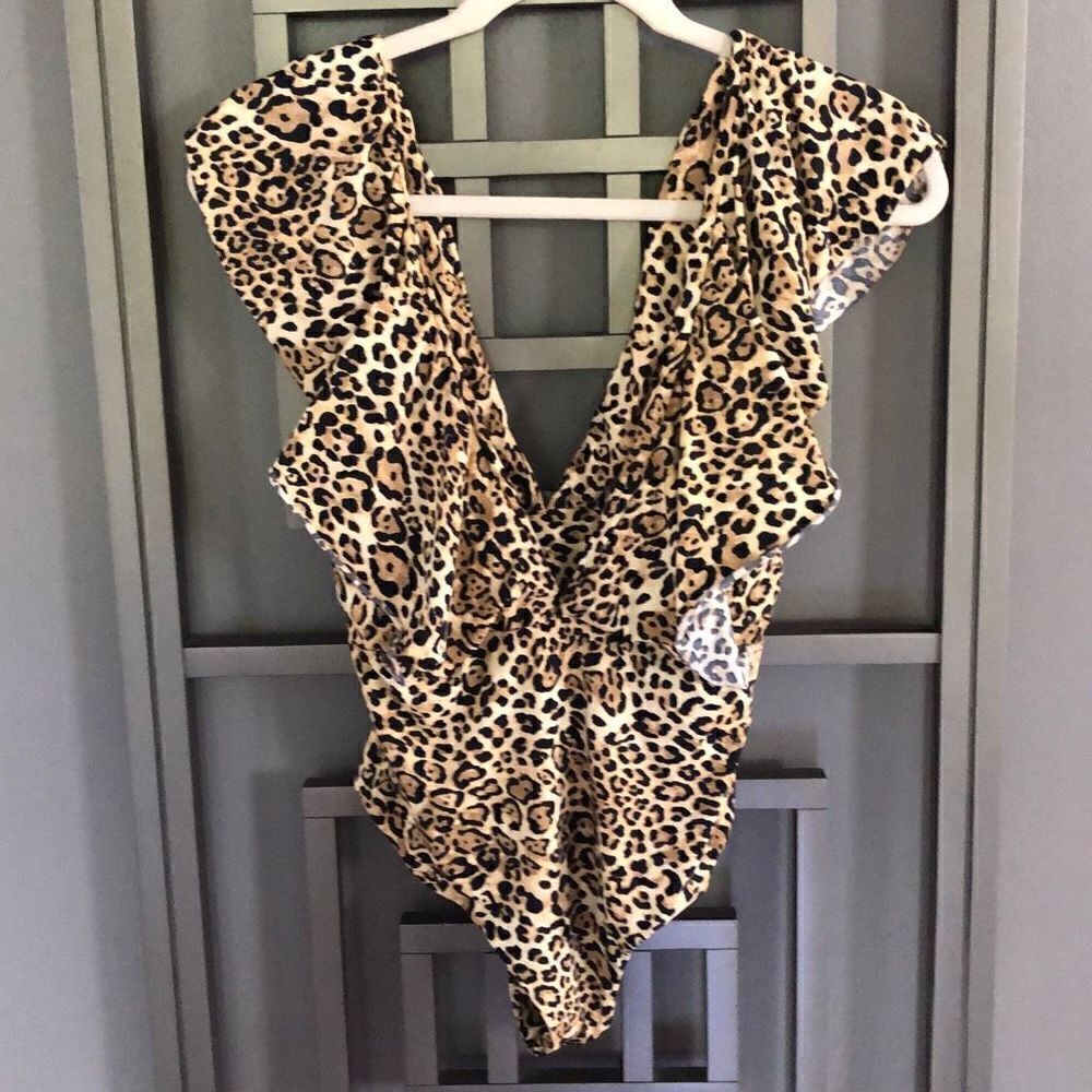Rio de sol One piece low-cut leopard ruffle Brazilian one piece. Swimsuit size